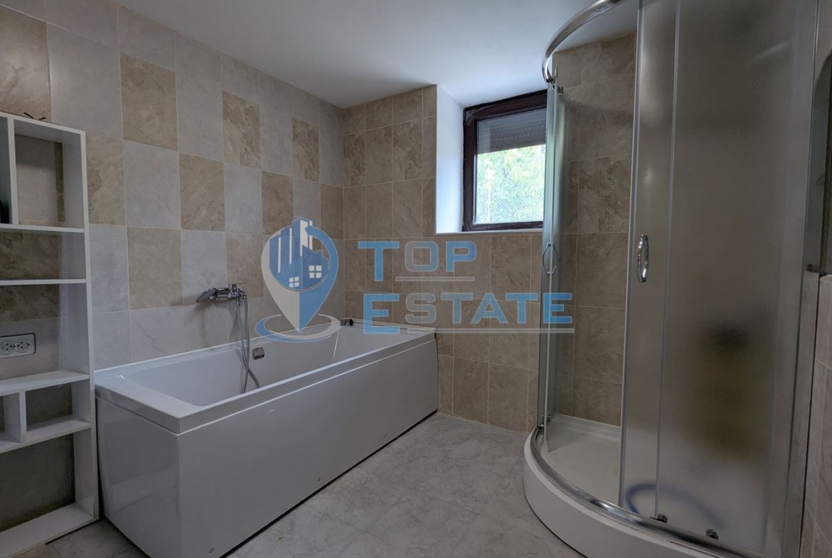 Двуетажна реновирана тухлена къща на центъра на село Поликраище, област Велико Търново - 0