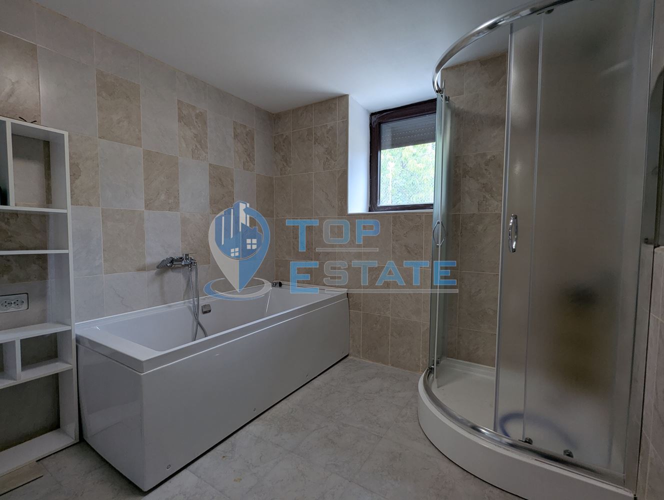 Двуетажна реновирана тухлена къща на центъра на село Поликраище, област Велико Търново - 0