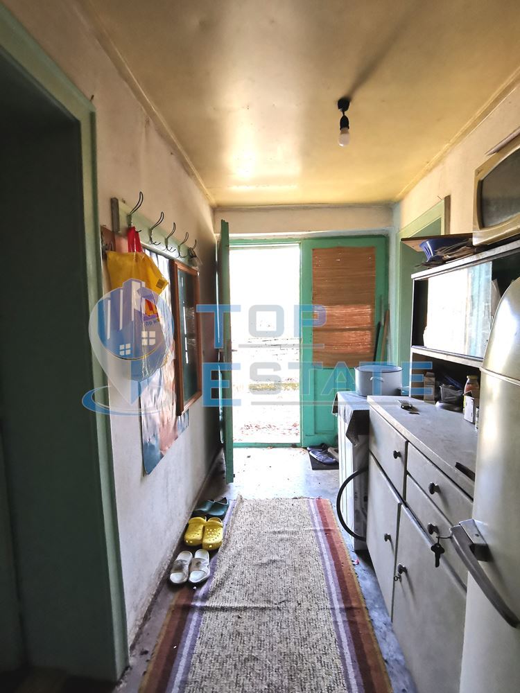 Двуетажна тухлена къща с вътрешна баня с тоалетна в с. Дъскот-0 Двуетажна тухлена къща с вътрешна баня с тоалетна в с. Дъскот - 0