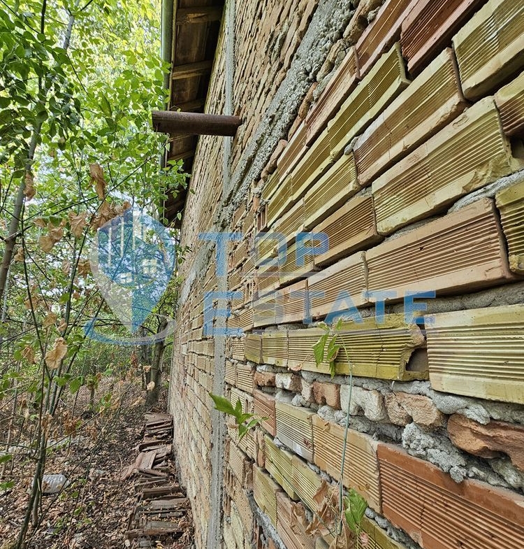 Тухлена промишлена сграда с ток и вода в с. Алеково, област Велико Търново - 0