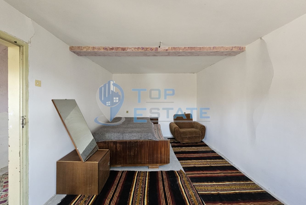 Реновирана къща с голям двор и гараж в село Самоводене - 0