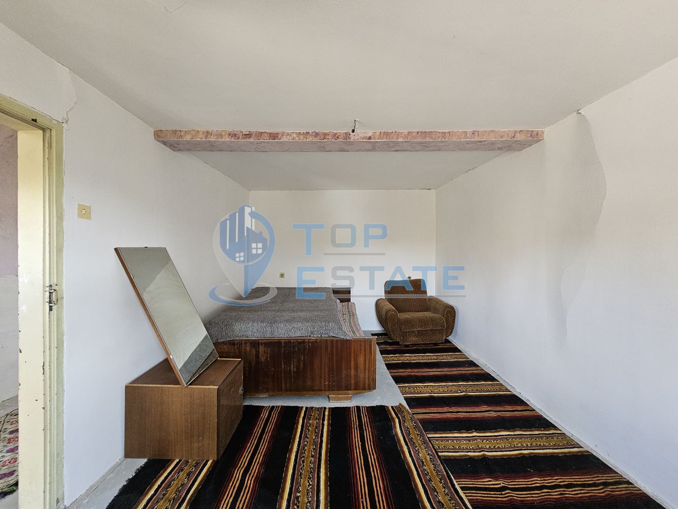 Реновирана къща с голям двор и гараж в село Самоводене - 0