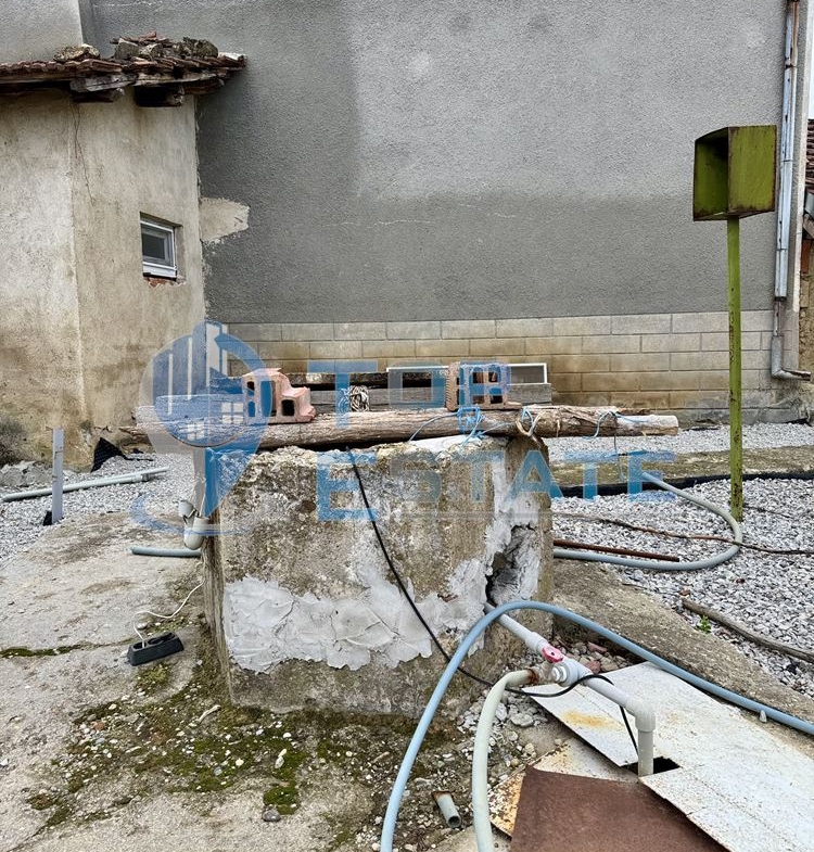 Двуетажна тухлена къща с кладенец и допълнителни постройки в село Недан, област Велико Търново - 0