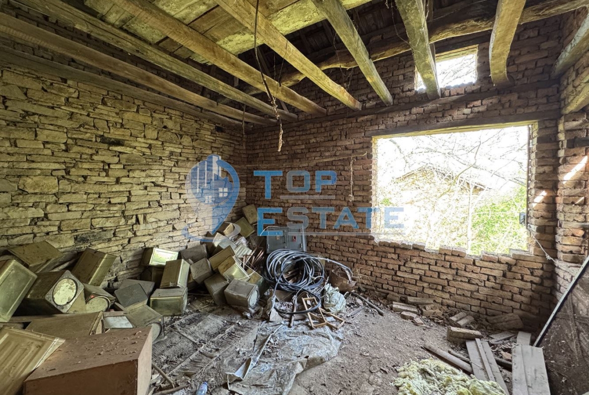 Двуетажна тухлена къща с голям двор в село Патреш, област Велико Търново - 0