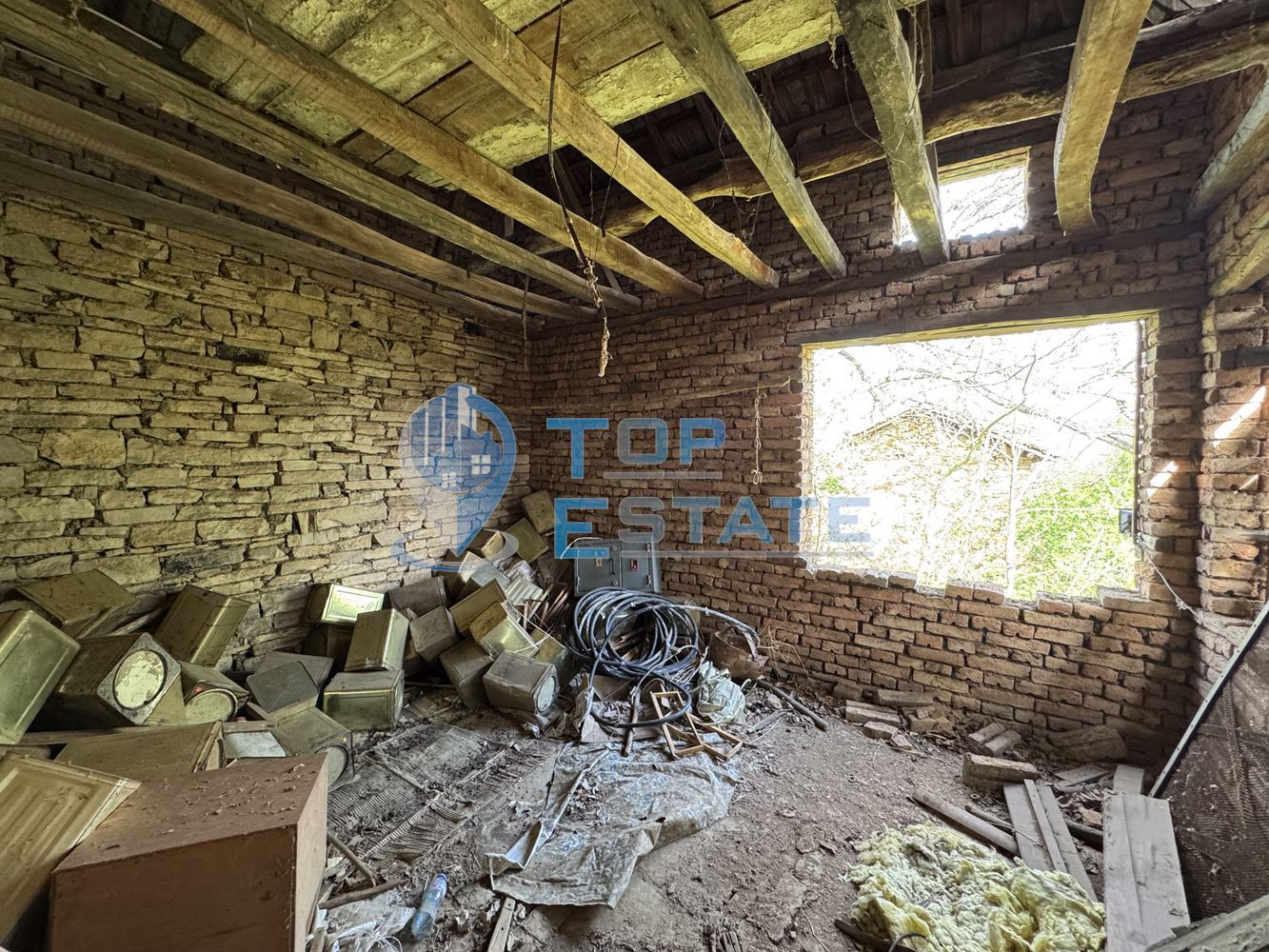 Двуетажна тухлена къща с голям двор в село Патреш, област Велико Търново - 0