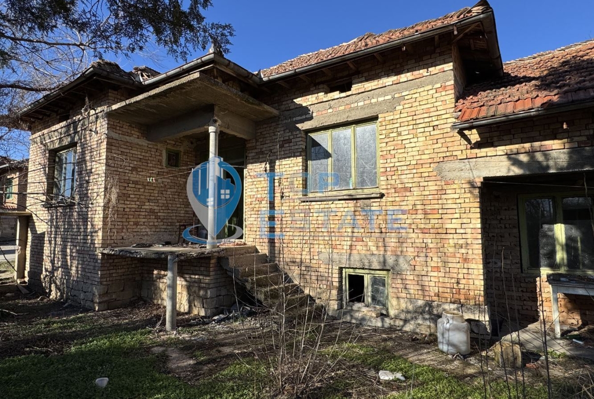 Здрава тухлена къща с голям двор в с. Масларево, област Велико Търново. - 0