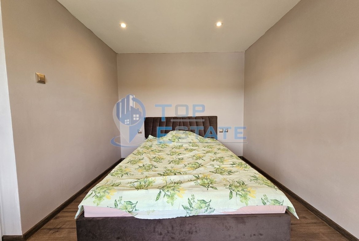 Двуетажна обзаведена и ремонтирана къща с три спални в село Страхилово, област Велико Търново - 0