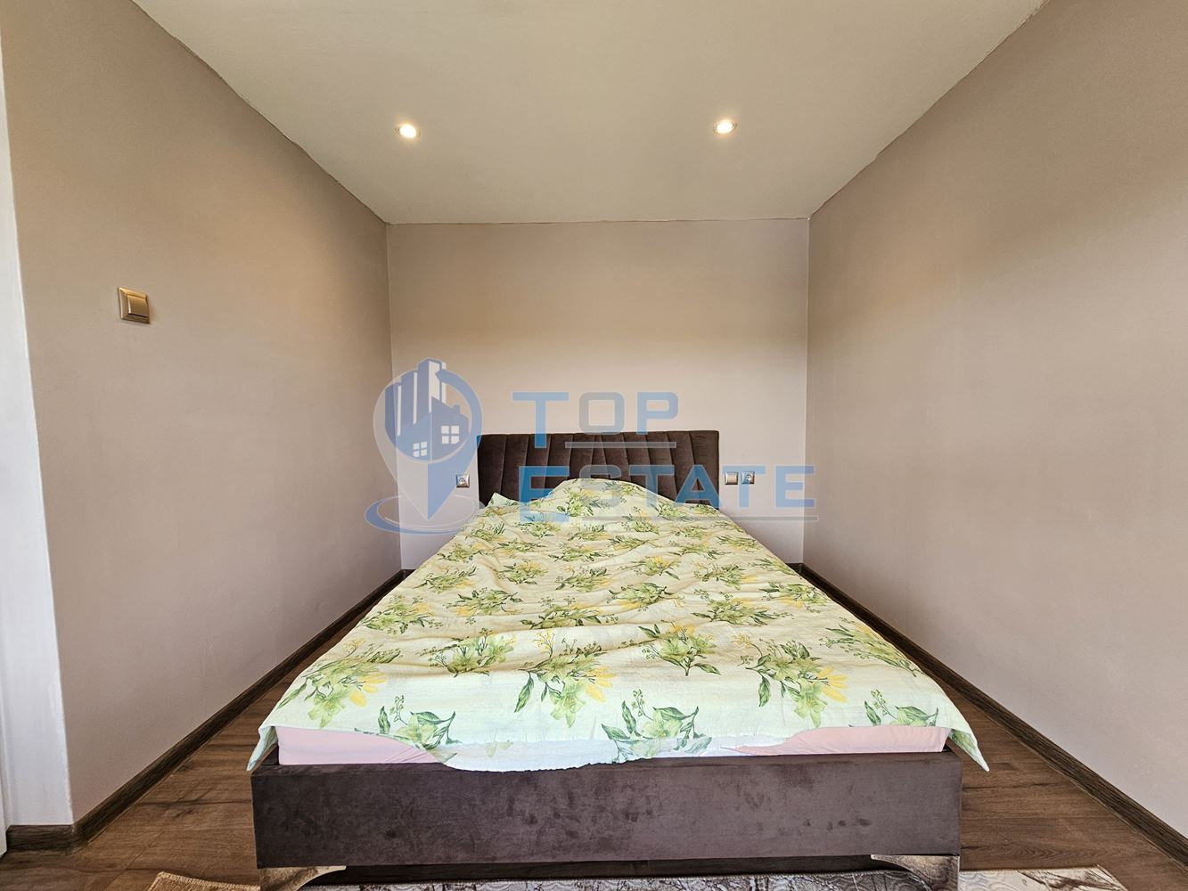 Двуетажна обзаведена и ремонтирана къща с три спални в село Страхилово, област Велико Търново - 0