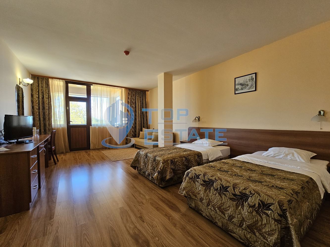 Хотел с три басейна и прекрасна панорама над гр. Лясковец-0 Хотел с три басейна и прекрасна панорама над гр. Лясковец - 0