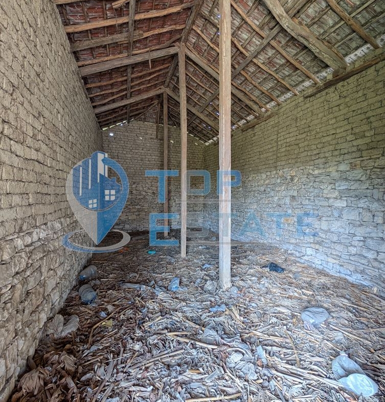 Двуетажна къща с голям двор и кладенец в село Иванча - 0