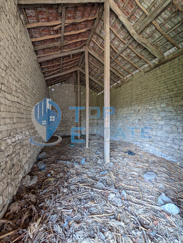 Двуетажна къща с голям двор и кладенец в село Иванча - 0