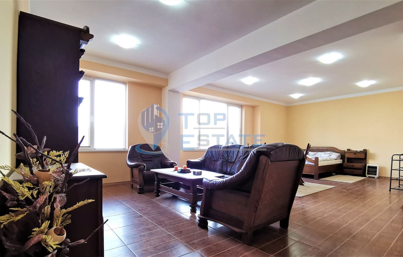 Офис в идеалния център на гр. Горна Оряховица-0 Офис в идеалния център на гр. Горна Оряховица - 0