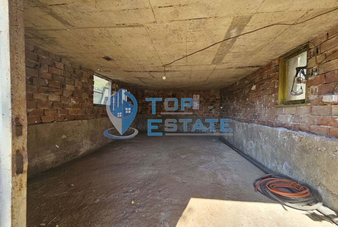 Реновирана къща с голям двор и гараж в село Самоводене - 0