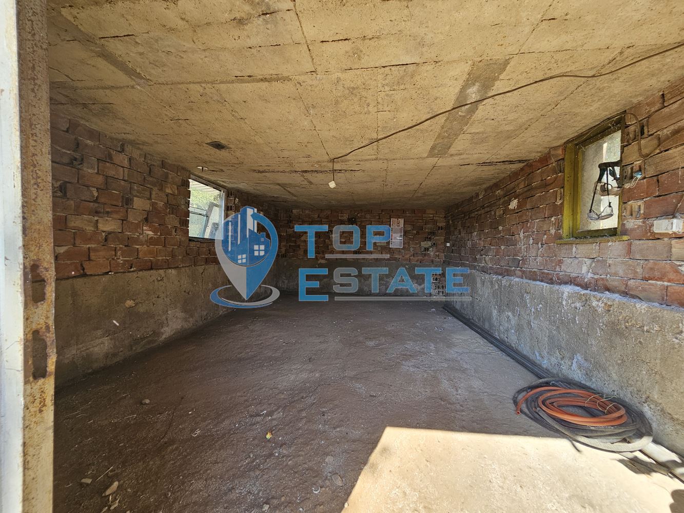 Реновирана къща с голям двор и гараж в село Самоводене - 0