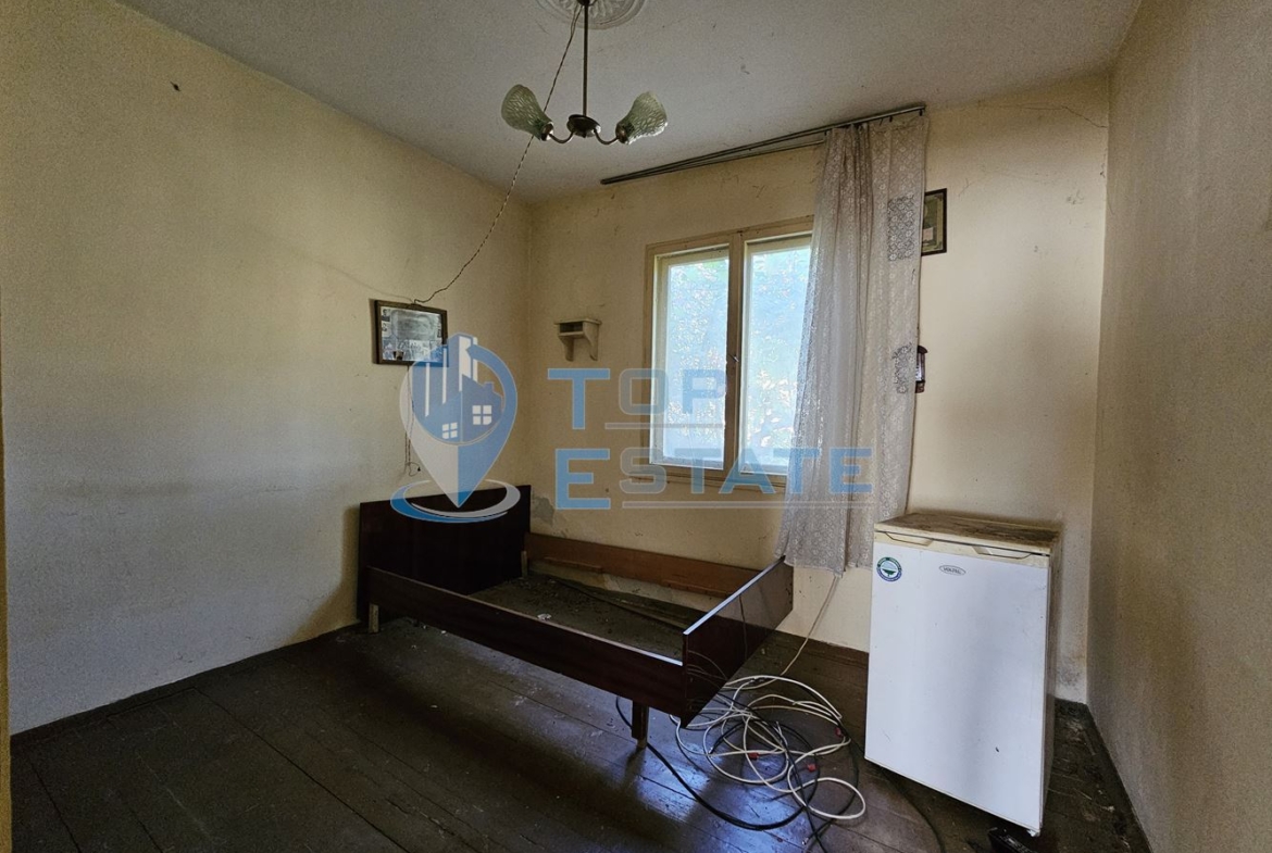 Тухлена къща с вътрешна тоалетна, гараж и голям двор в село Българско сливово, област В. Търново - 0