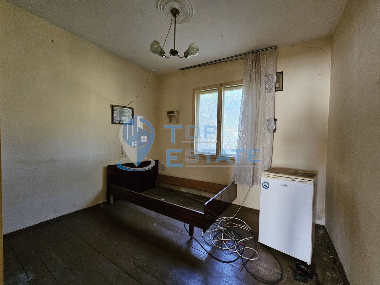 Тухлена къща с вътрешна тоалетна, гараж и голям двор в село Българско сливово, област В. Търново - 0