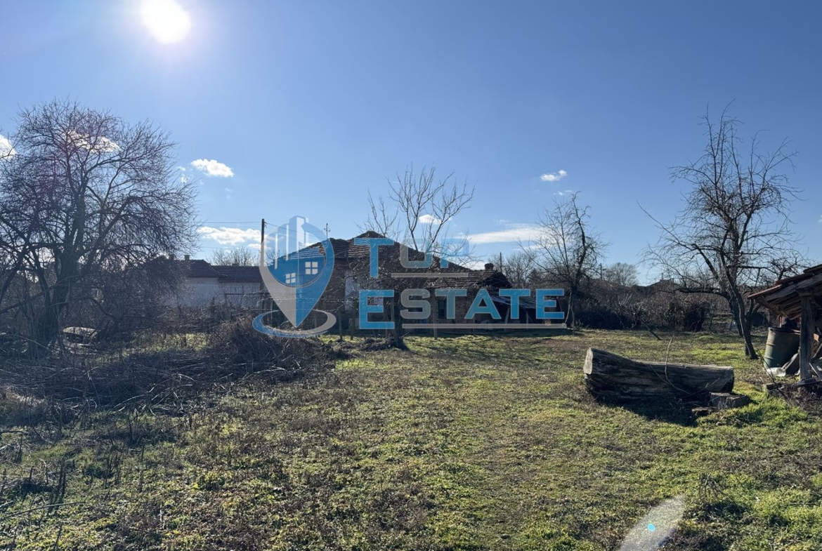 Тухлена къща с кладенец в с. Козаревец, област Велико Търново - 0