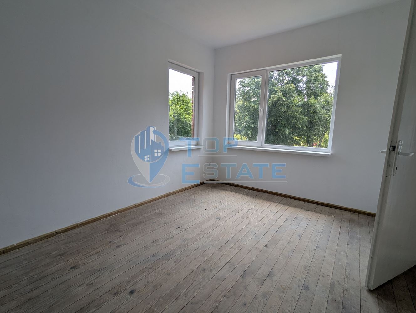 Двуетажна тухлена къща разположена в село Стамболово, община Павликени, област Велико Търново - 0