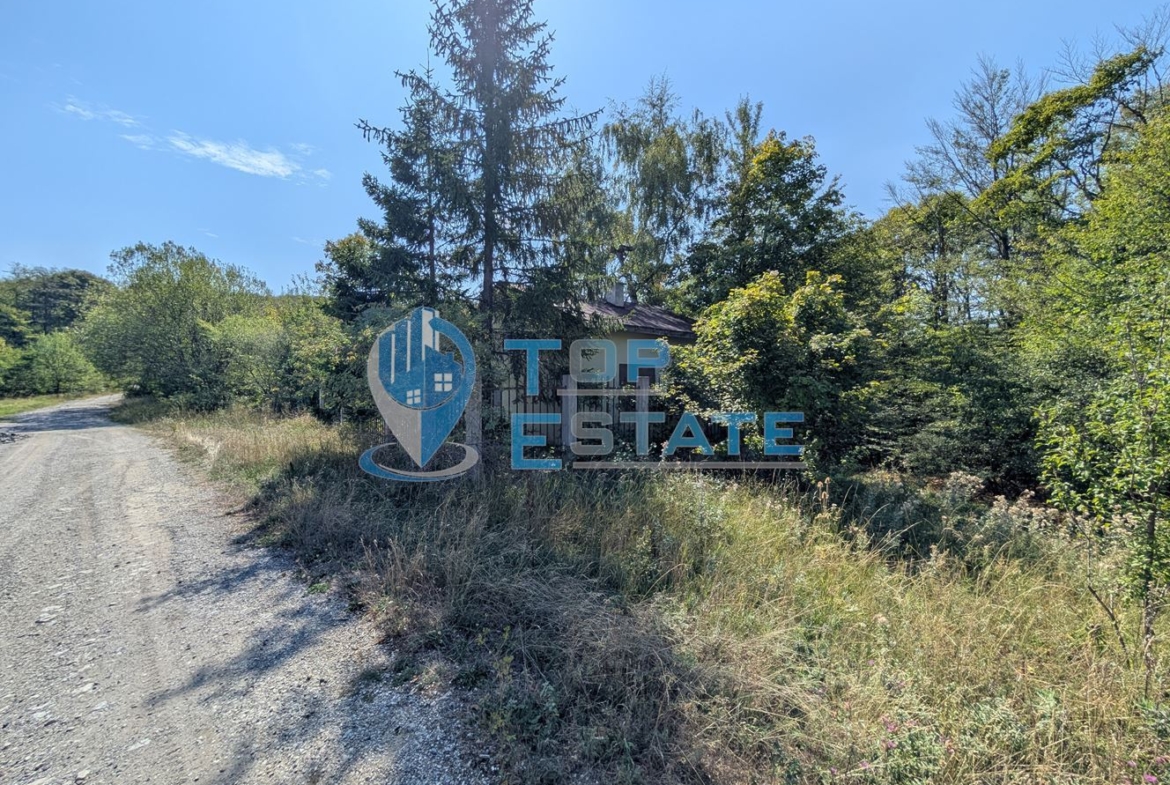 Едноетажна къща в централната част на Стара планина, в землището на село Станчов хан - 0