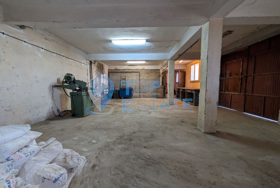 Търговска сграда в центъра на село Самоводене - 0