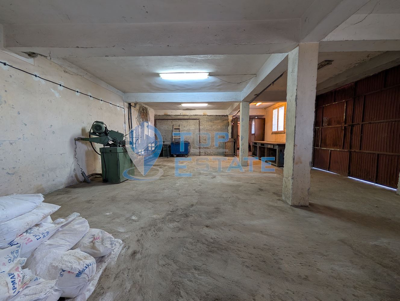 Търговска сграда в центъра на село Самоводене - 0