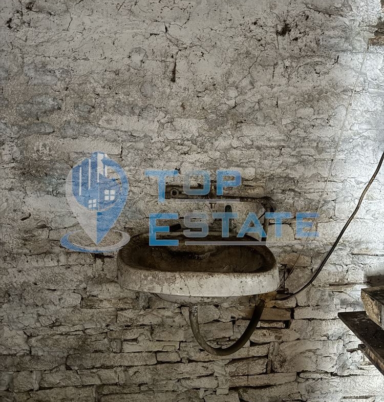 Двуетажна тухлена къща с голям двор в село Патреш, област Велико Търново - 0