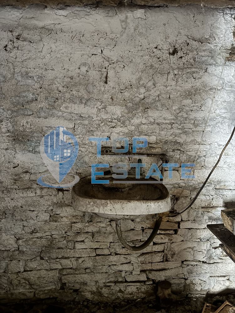 Двуетажна тухлена къща с голям двор в село Патреш, област Велико Търново - 0