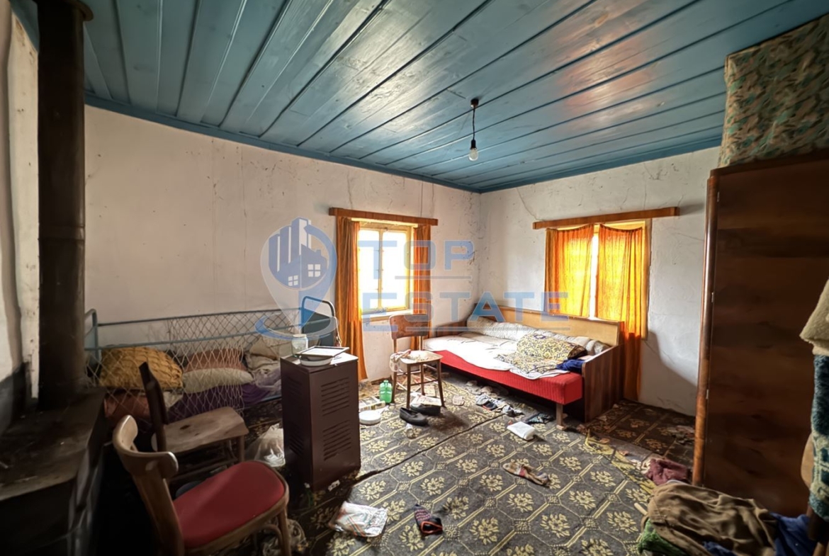 Двуетажна къща с кладенец и стопанска постройка в село Николаево, област Велико Търново - 0