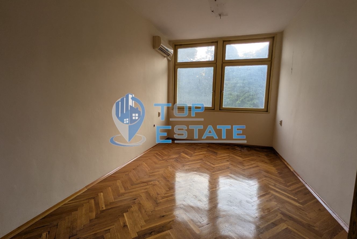 Поещения под наем в административна сграда на центъра в град Горна Оряховица, област Велико Търново - 0