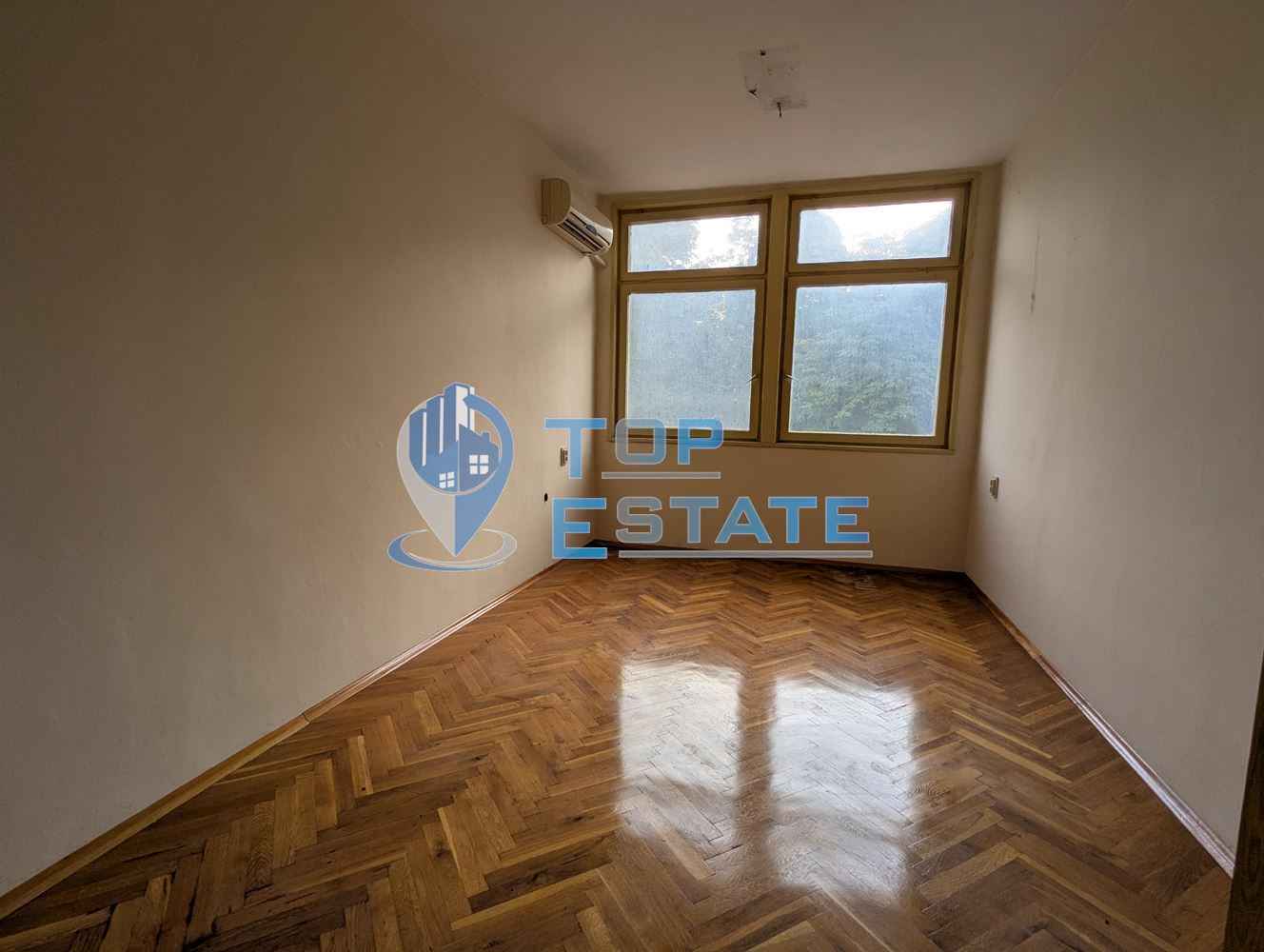 Поещения под наем в административна сграда на центъра в град Горна Оряховица, област Велико Търново - 0