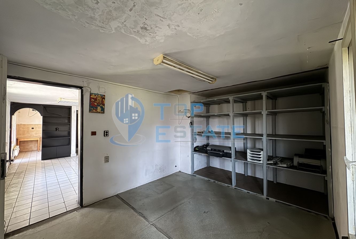 Двуетажна сграда подходяща за развитие на бизнес в центъра на град Павликени, област Велико Търново - 0