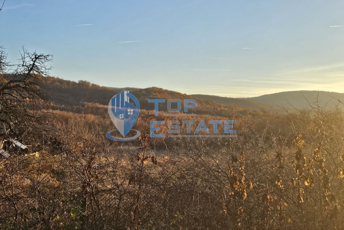 Панорамен парцел в регулация в село Равново, община Златарица - 0