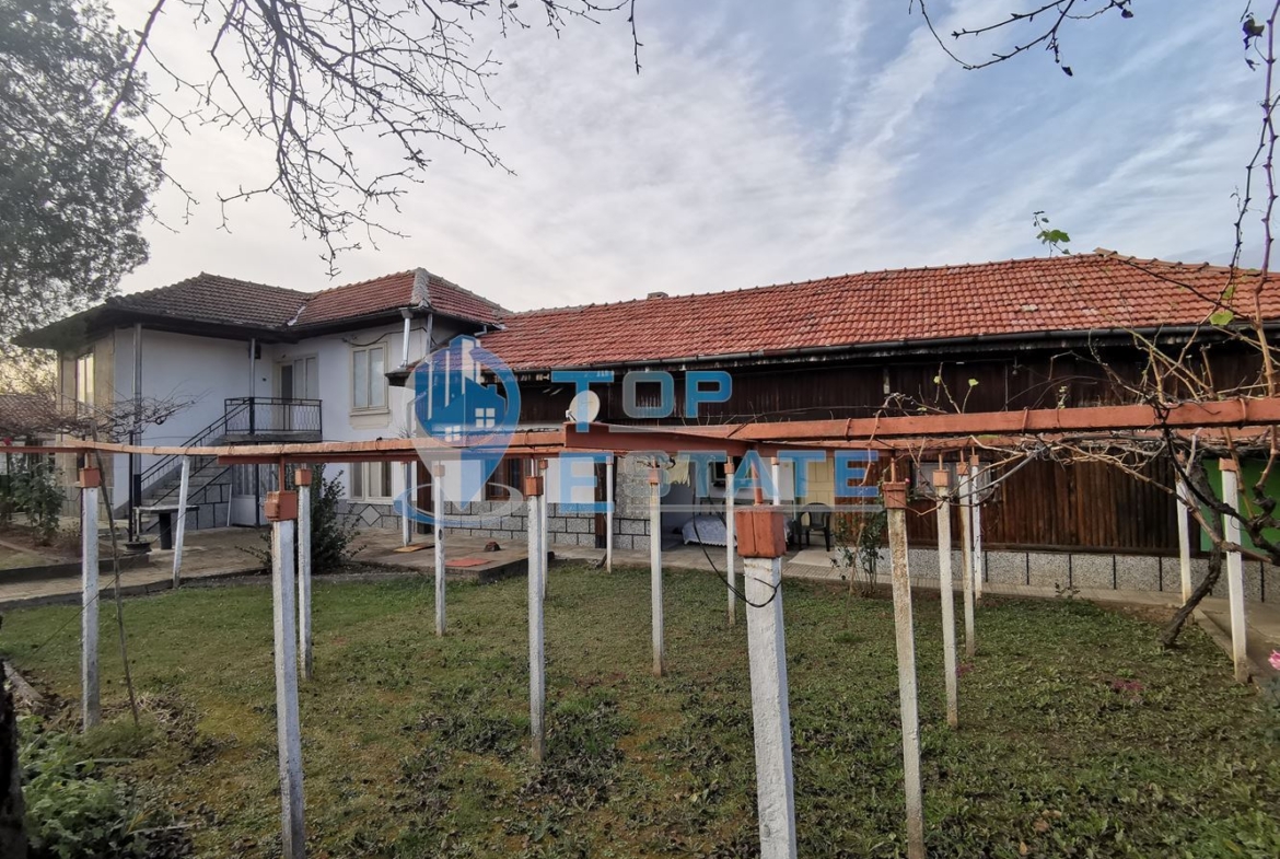 Двуетажна тухлена къща в село Велчево, област Велико Търново - 0