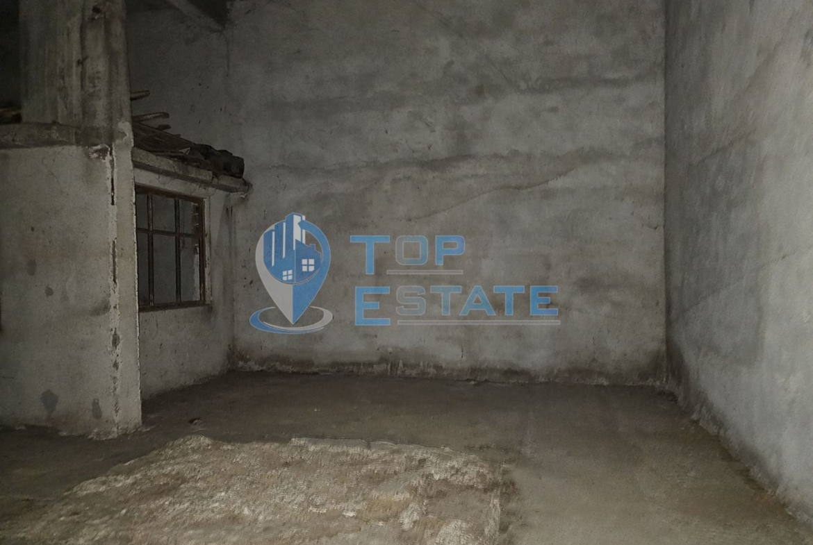 Тухлена промишлена сграда с ток и вода в с. Алеково, област Велико Търново - 0