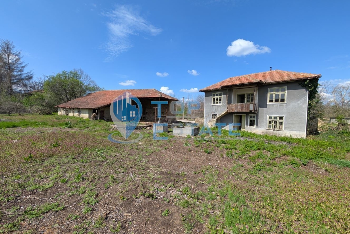 Двуетажна къща с голям двор и кладенец в село Иванча - 0