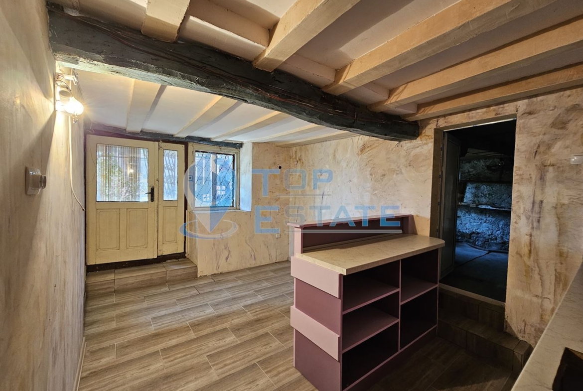 Реновирана къща с голям двор и гараж в село Самоводене - 0