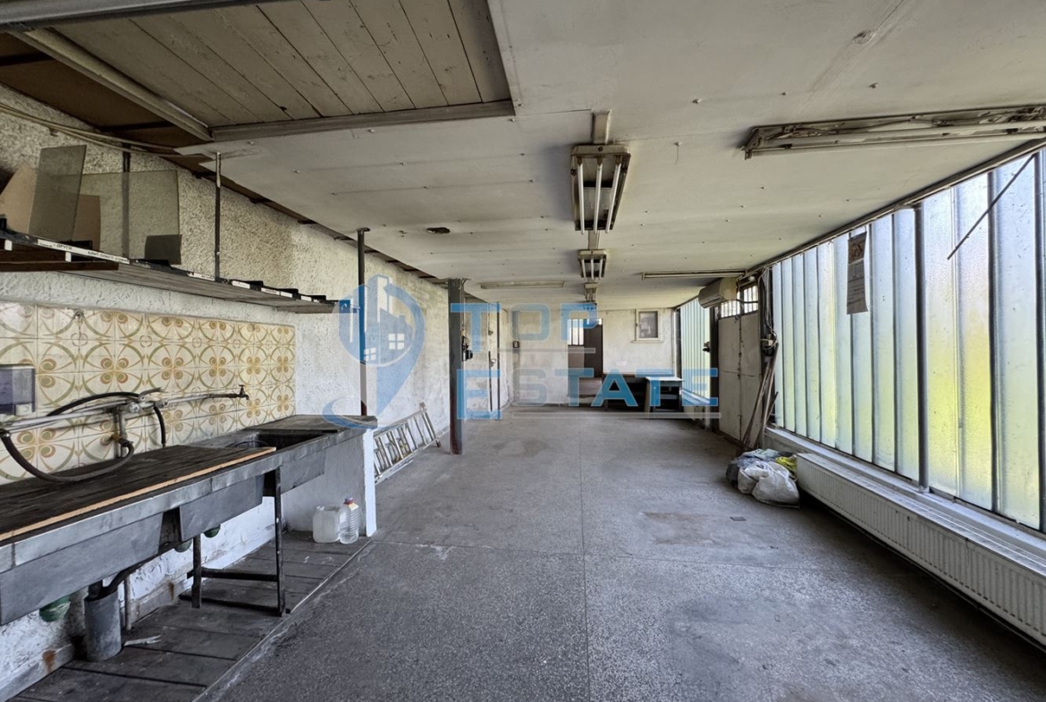 Двуетажна сграда подходяща за развитие на бизнес в центъра на град Павликени, област Велико Търново - 0