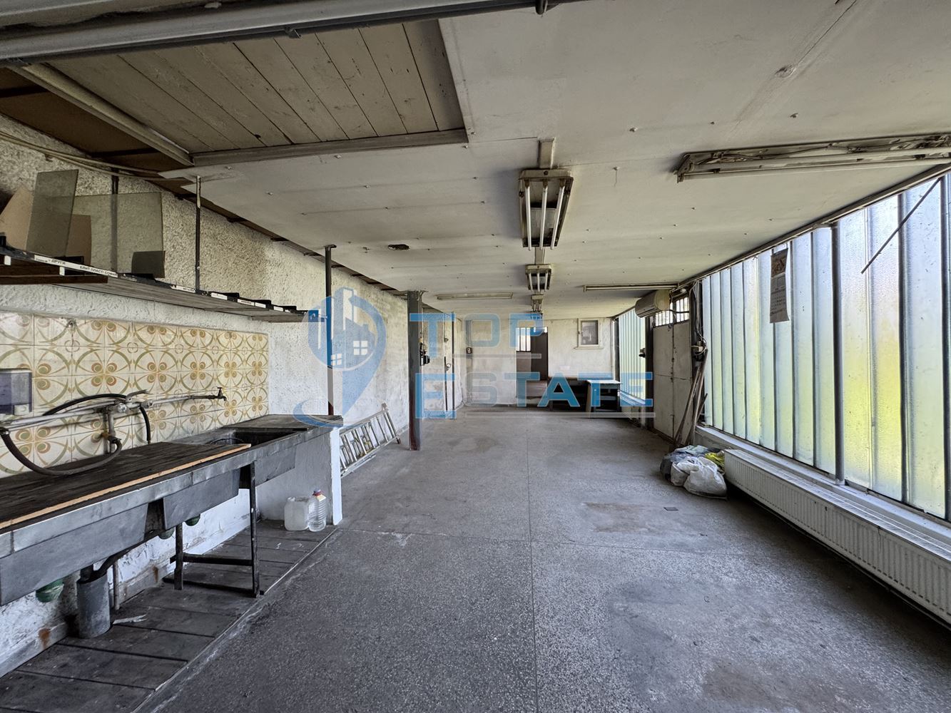 Двуетажна сграда подходяща за развитие на бизнес в центъра на град Павликени, област Велико Търново - 0