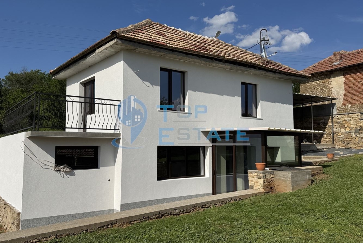 Масивна тухлена къща в с. Вишовград, област Велико Търново - 0