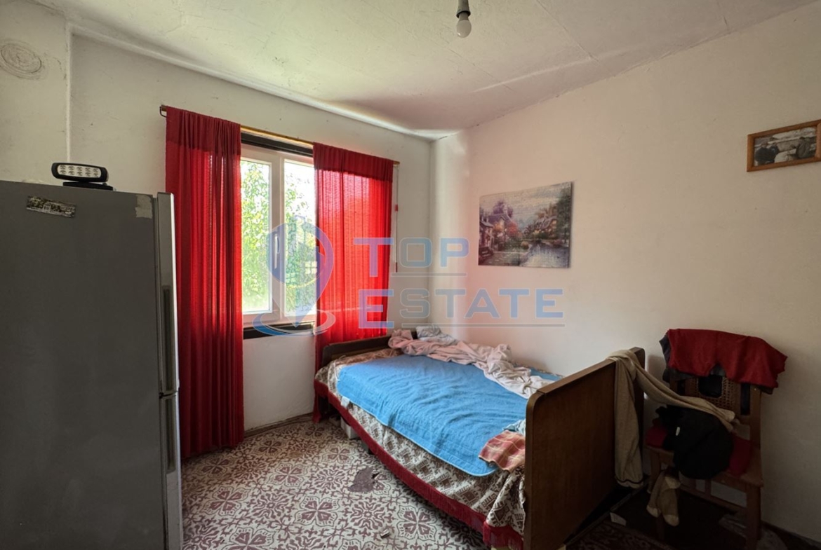 Двуетажна тухлена къща с кладенец и голям двор в село Гоздейка, област Велико Търново - 0