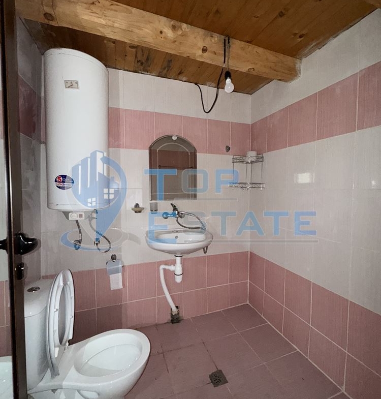 Двуетажна къща с панорамна гледка в гр. Елена, област Велико Търново - 0