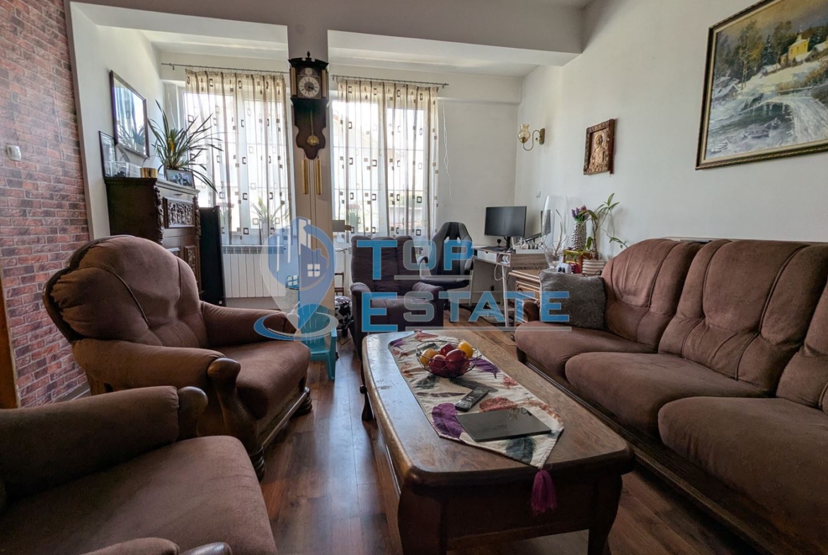 Масивна триетажна къща със сауна и басейн в близост до центъра на град Горна Оряховица, област Велико Търново - 0