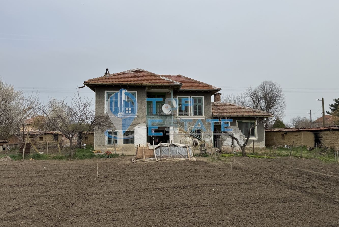 Двуетажна тухлена къща с кладенец в село Ресен, област Велико Търново - 0
