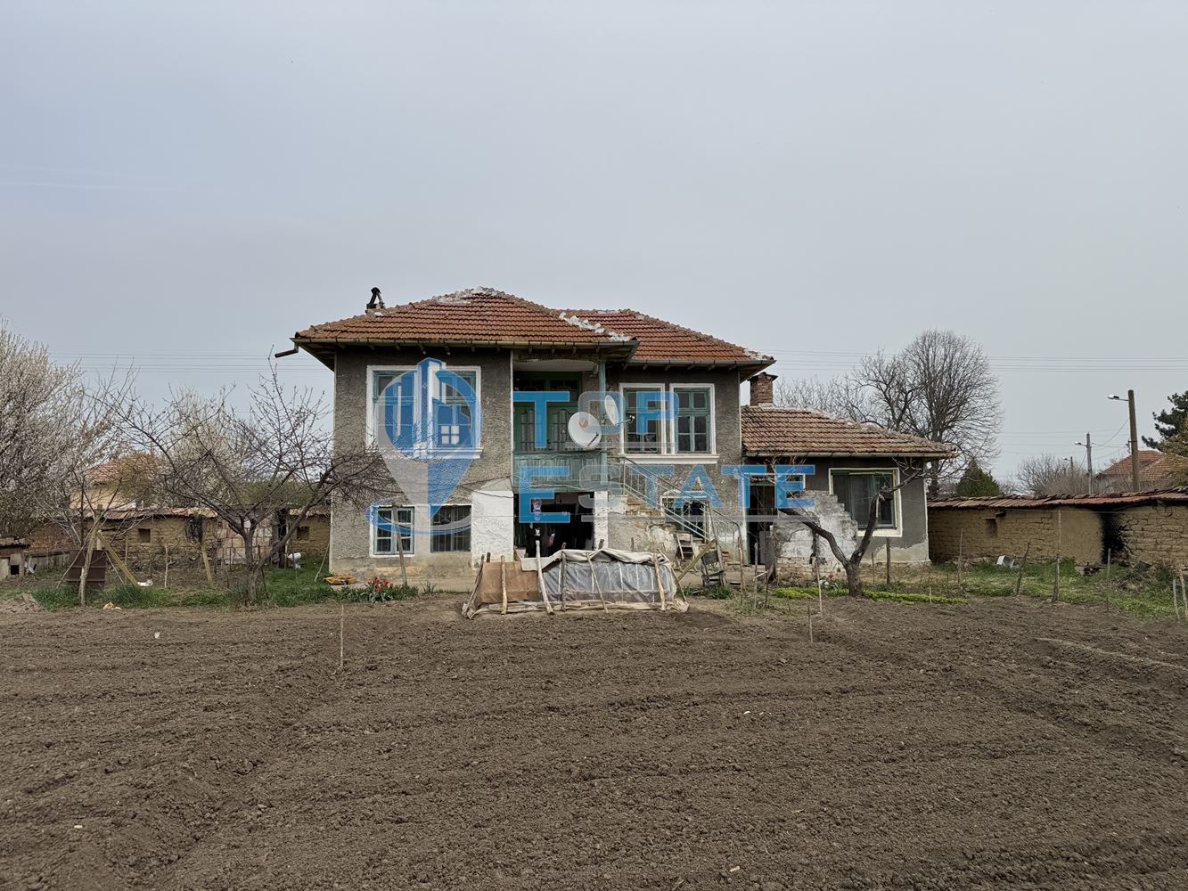 Двуетажна тухлена къща с кладенец в село Ресен, област Велико Търново - 0