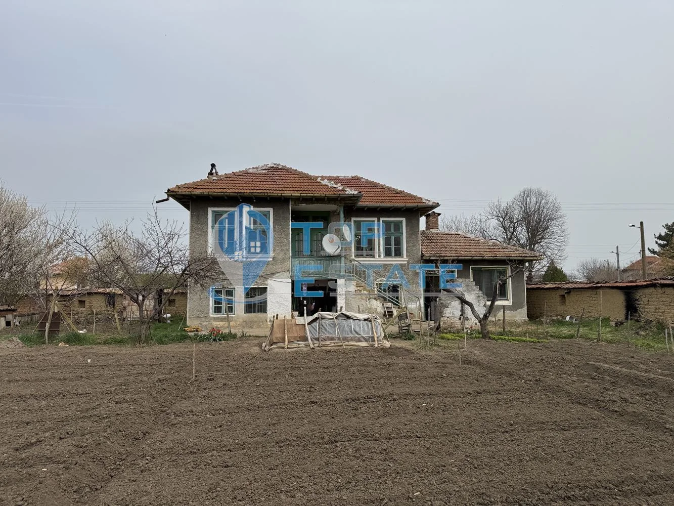 Двуетажна тухлена къща с кладенец в село Ресен, област Велико Търново - 0