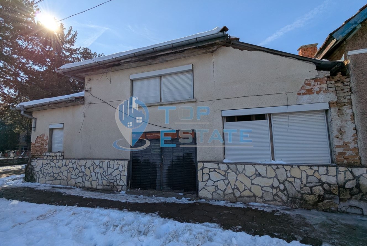 Едноетажна тухлена къща в близост до детска градина в град Борово, област Русе - 0