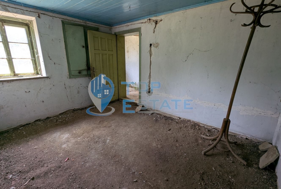 Двуетажна тухлена къща разположена в село Стамболово, община Павликени, област Велико Търново - 0