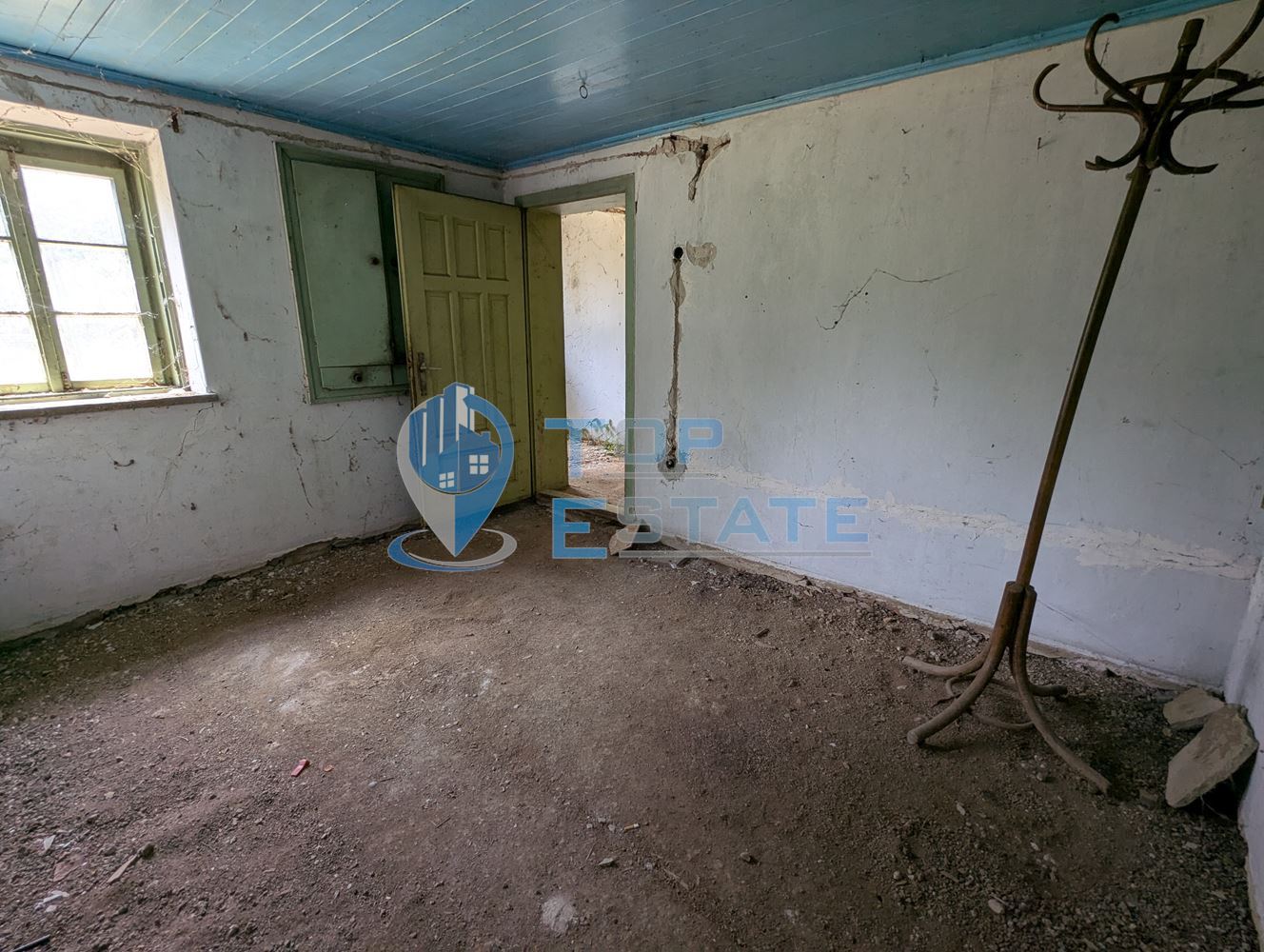 Двуетажна тухлена къща разположена в село Стамболово, община Павликени, област Велико Търново - 0