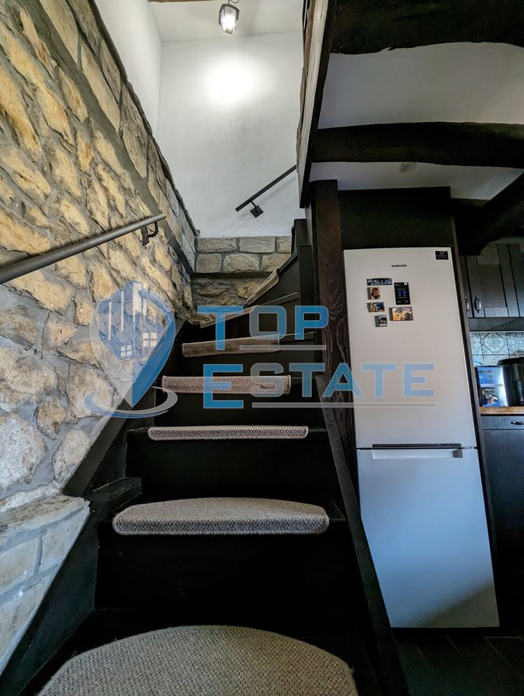 Реновирана двуетажна къща с прекрасна панорама и голям двор до град Трявна - 0