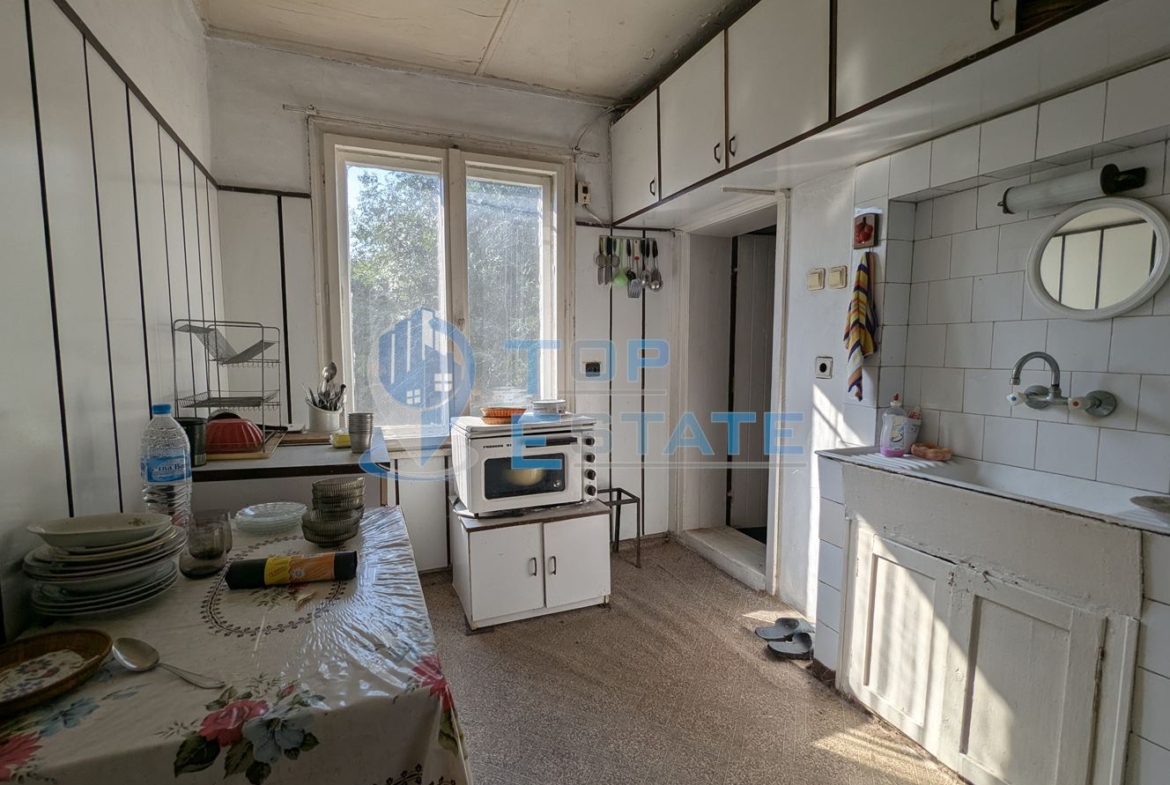 Двуетажна тухлена къща с кладенец в село Поликраище, област Велико Търново - 0